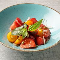 Салат из трех видов томатов