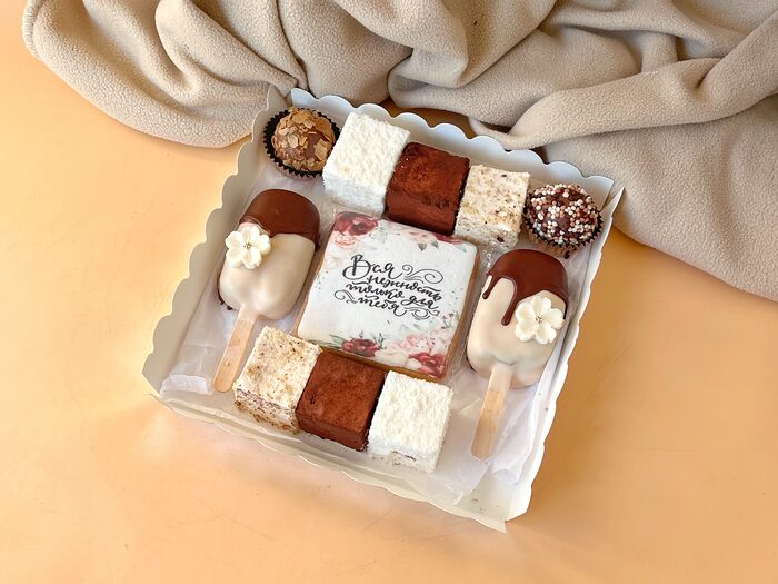 Подарочный набор ассорти на день мамы: конфеты птичье молоко ассорти, трюфели, чизкейк эскимо и пряничная открытка