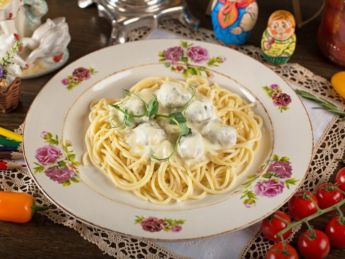 Спагетти с фрикадельками в сырном соусе
