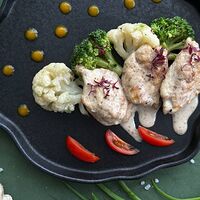 Куриная грудка с миксом брокколи и цветной капусты под ореховым соусом