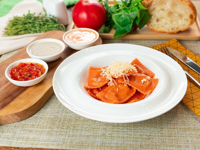 Равиоли «С моцареллой и томатами» с соусом на выбор