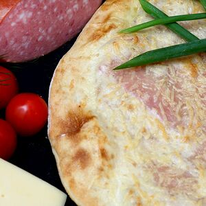 Закрытая пицца Calzone con salame (Кальцоне кон салями)