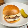 Фото к позиции меню Бургер с мраморной говядиной, обжаренными вешенками и голубым сыром