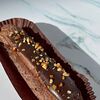 Фото к позиции меню Пирожное Эклер с шоколадным заварным кремом и соленой карамелью