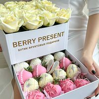 Клубника в шоколаде в шкатулке с белыми розами Нежность 16 ягод и 19 роз