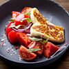 Фото к позиции меню Салат из сладких помидоров и жареным адыгейским сыром