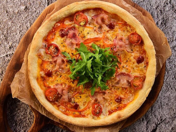 Пицца с беконом и томатами черри