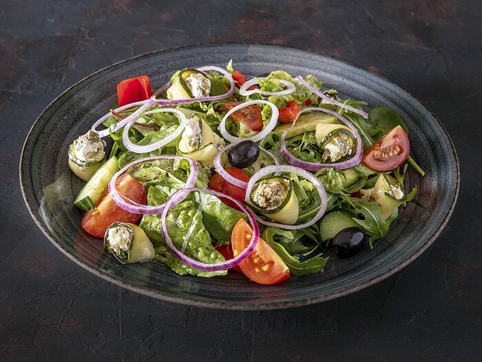 Греческий салат с рулетиками из цукини и сливочного крема