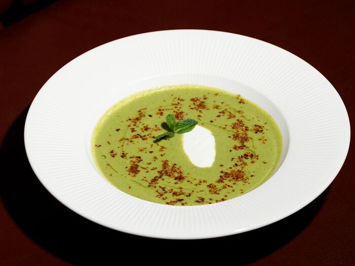 Мятный крем-суп из зеленого горошка с лимонной сметаной и чипсами из бекона