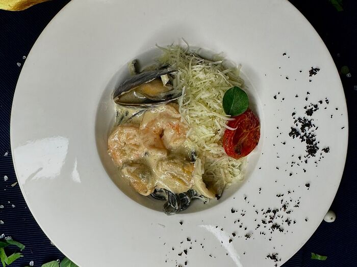 Черные спагетти Фрутти ди маре с морепродуктами