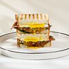 Фото к позиции меню Сэндвич с ростбифом и карамелизированным луком