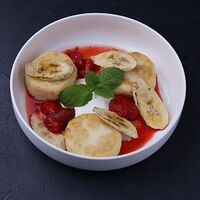 Сырники с клубникой и карамелизированным бананом