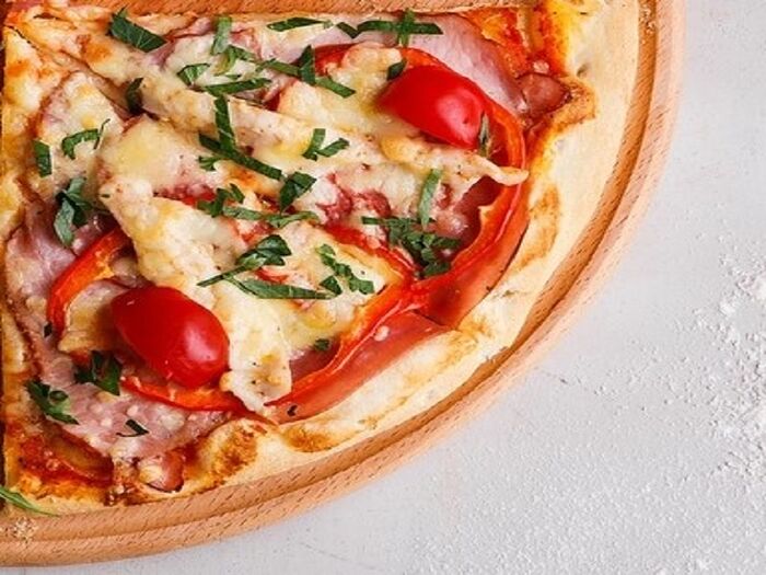 Пицца мясная с болгарским перцем и помидорами Черри