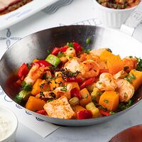 Теплый салат с креветками, лососем и овощами