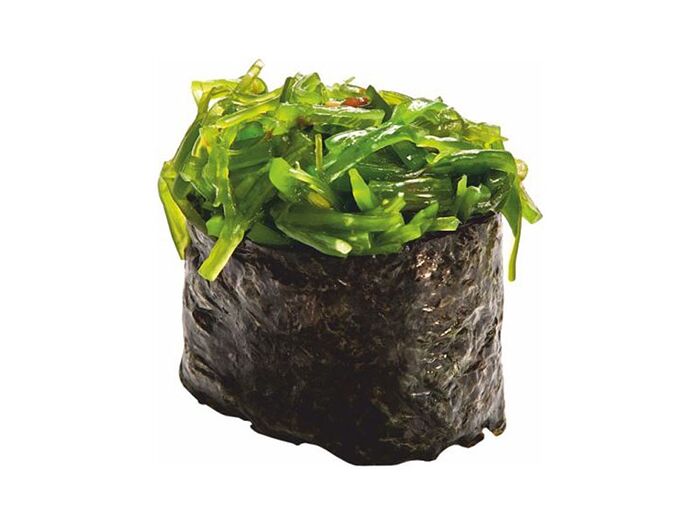 Суши с салатом из маринованных водорослей