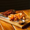 Фото к позиции меню Свиные ребрышки с обжаренным картофелем и Сальсой