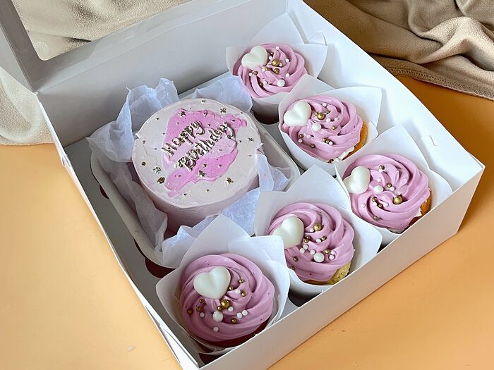 Комбо Happy birthday розовый бенто-торт и 5 капкейков ассорти