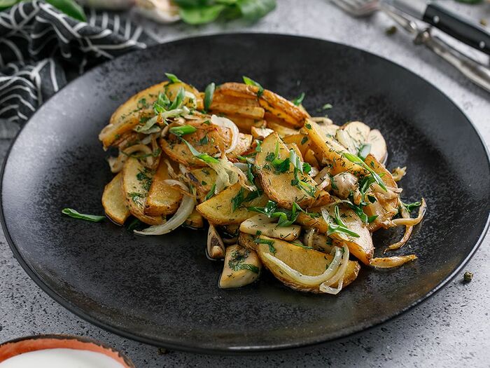 Картофель, жаренный с грибами и сметаной
