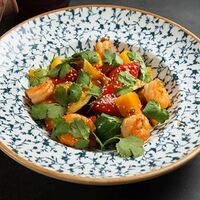 Салат из жареных баклажанов с креветками и свежими томатами
