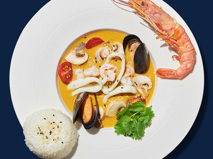 Суп Том Ям с креветкой, морепродуктами  и рисом