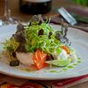 Фото к позиции меню Салат со слабосоленым лососем, мягким сыром и соусом из авокадо