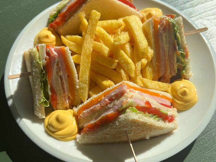 Клаб сэндвич с ветчиной, сыром и картофелем фри