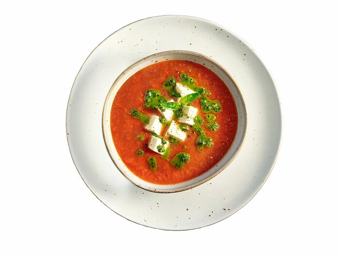 Томатный крем-суп с домашним сыром и соусом песто
