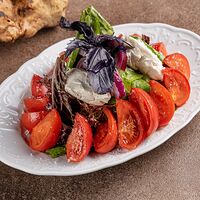 Салат из томатов в греческом стиле