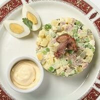 Русский салат с обжаренными филе перепелов