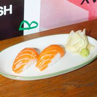 Суши нигири лосось