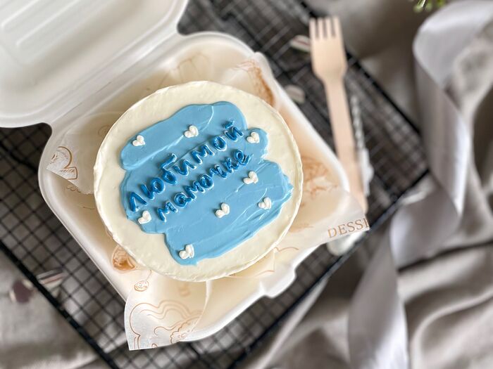 Бенто-торт в подарок любимой мамочке с голубыми мазками