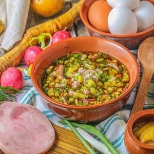 Окрошка с отварной говядиной, сметаной и зеленью