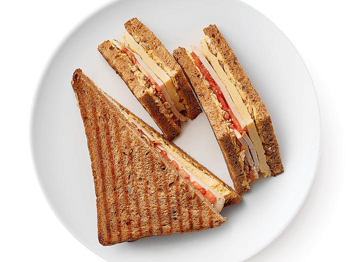 Сэндвич на зерновом хлебе с куриным филе и сливочным карри Eggsellent x Лавка
