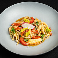 Спагетти с крабом в рыбно-креветочном бульоне