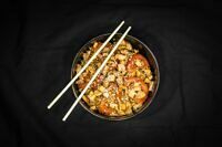 Рис wok с лососем