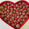 Фото к позиции меню Сердце из клубники в шоколаде коричневое