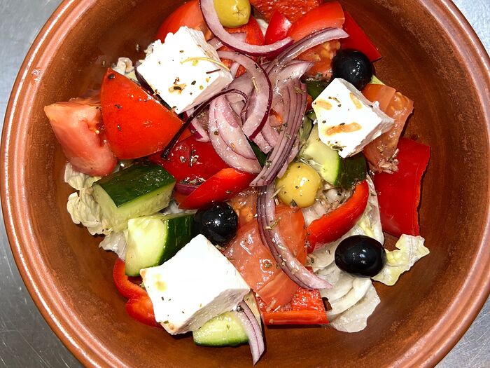 Греческий салат с пряной заправкой