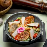 Салат Цезарь с куриной грудкой гриль