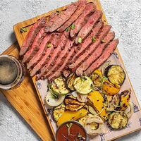 Flank Steak с овощами гриль и соусом бурбон