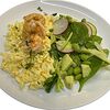 Фото к позиции меню Скрэмбл с креветками и зеленым салатом