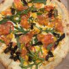 Фото к позиции меню Пицца с тигровыми креветками и лососем слабой соли