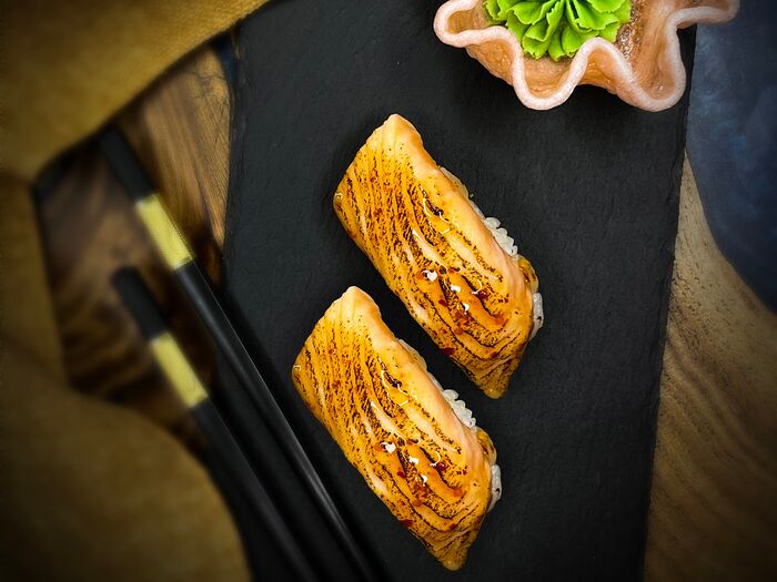Две суши с обожженным лососем