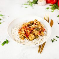 Курица Сайвай с рисовой лапшой