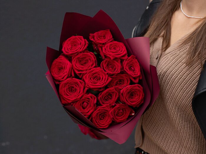 Букет из 15 красных роз Ред Наоми