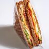 Фото к позиции меню Сэндвич с курицей, сыром чеддер и рукколой