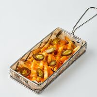 Фирменный картофель с острым соусом и перцем халапеньо