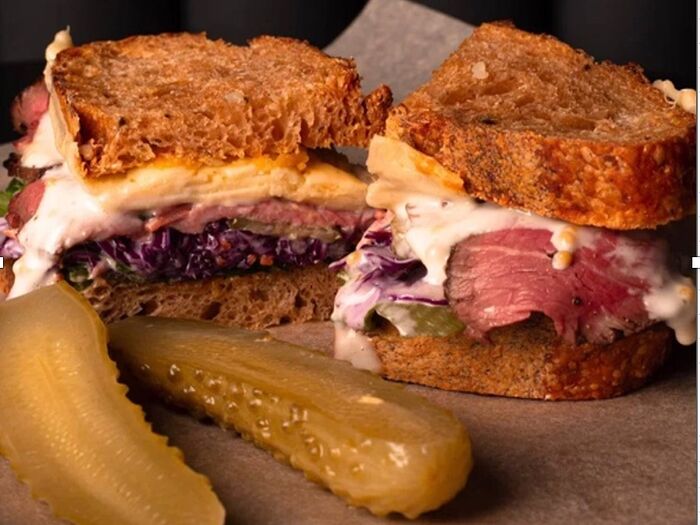 Сэндвич с ростбифом на ремесленном хлебе