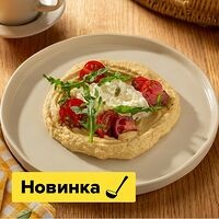 Хумус с страчателлой и томатами