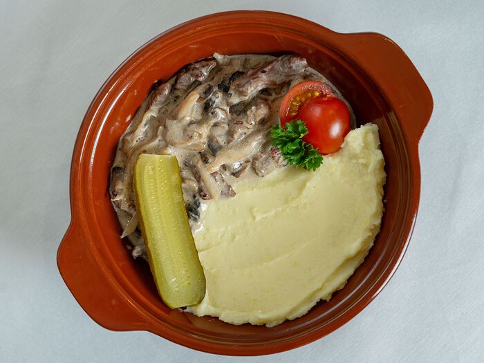 Мраморная говядина в сливочно-грибном соусе с картофельным пюре