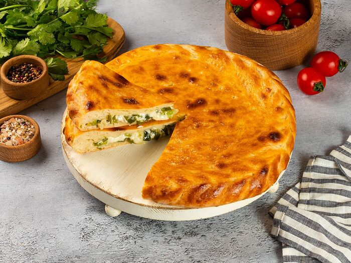 Осетинский пирог Кадындзджин с сыром и зеленым луком